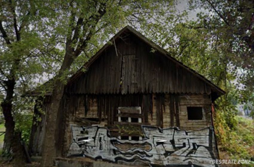 Opuszczony drewniany dom