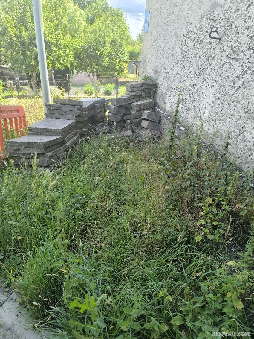 Częściowo opuszczona kamienica.