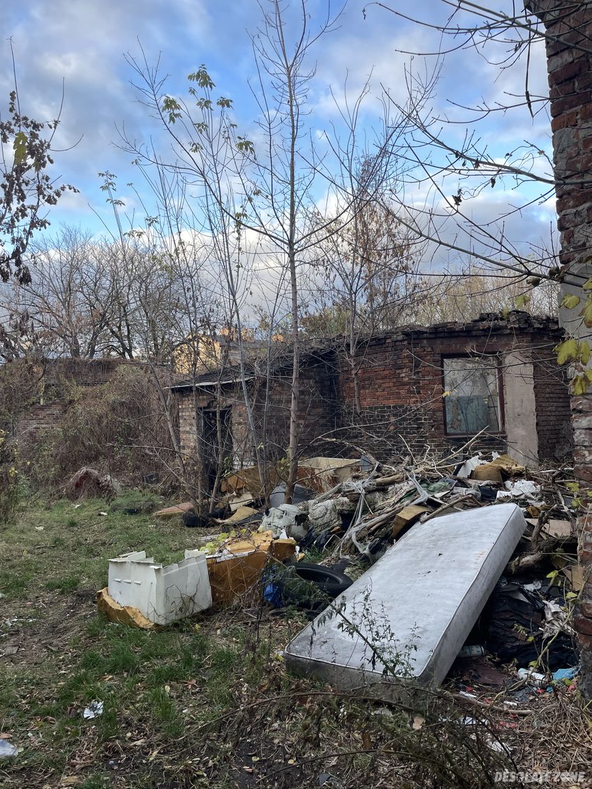 Opuszczony blok z garażami