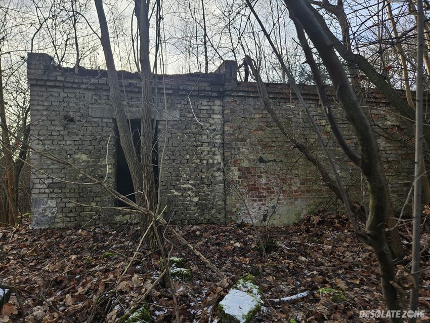 Opuszczony zakład z kominem