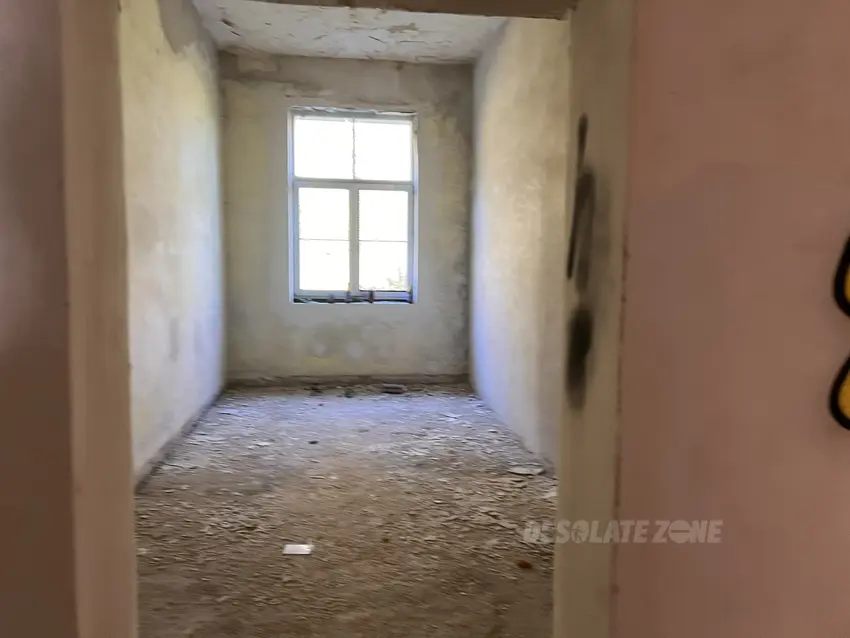 Opuszczony motel / koszary - zdjęcie 1/4