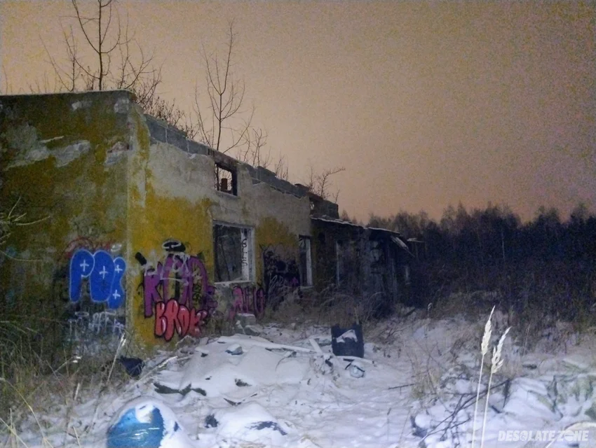 Opuszczony mały budynek w łodzi