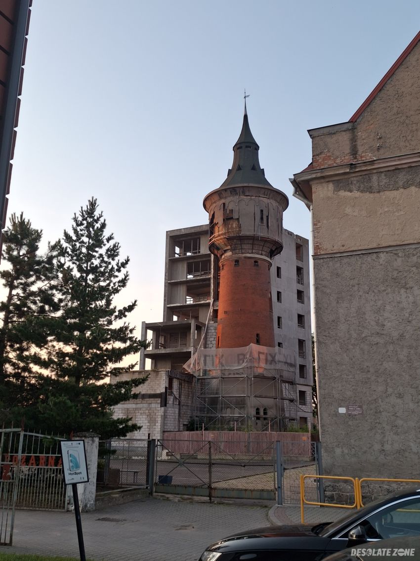 Opuszczona wieża ciśnień z niedokończoną dobudowa