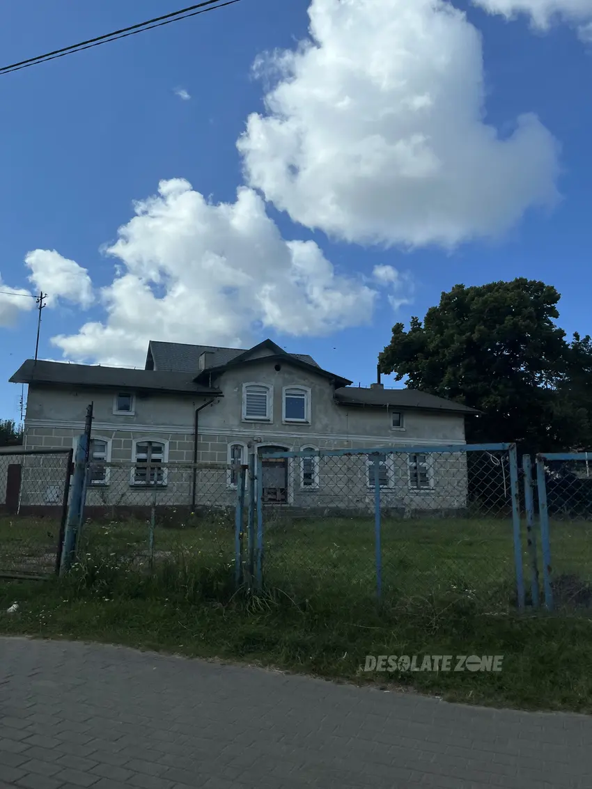 O p u s z c z o n y d o m - zdjęcie 1/3