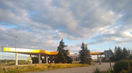 Opuszczona stacja benzynowa i mc donald's