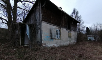 Opuszczony dom z budynkiem gospodarczym,