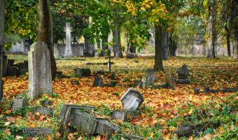 Opuszczony cmentarz na samotnej,