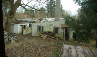 Opuszczony dom pomocy społecznej oraz dworek,