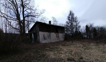 Opuszczony dom z budynkiem gospodarczym
