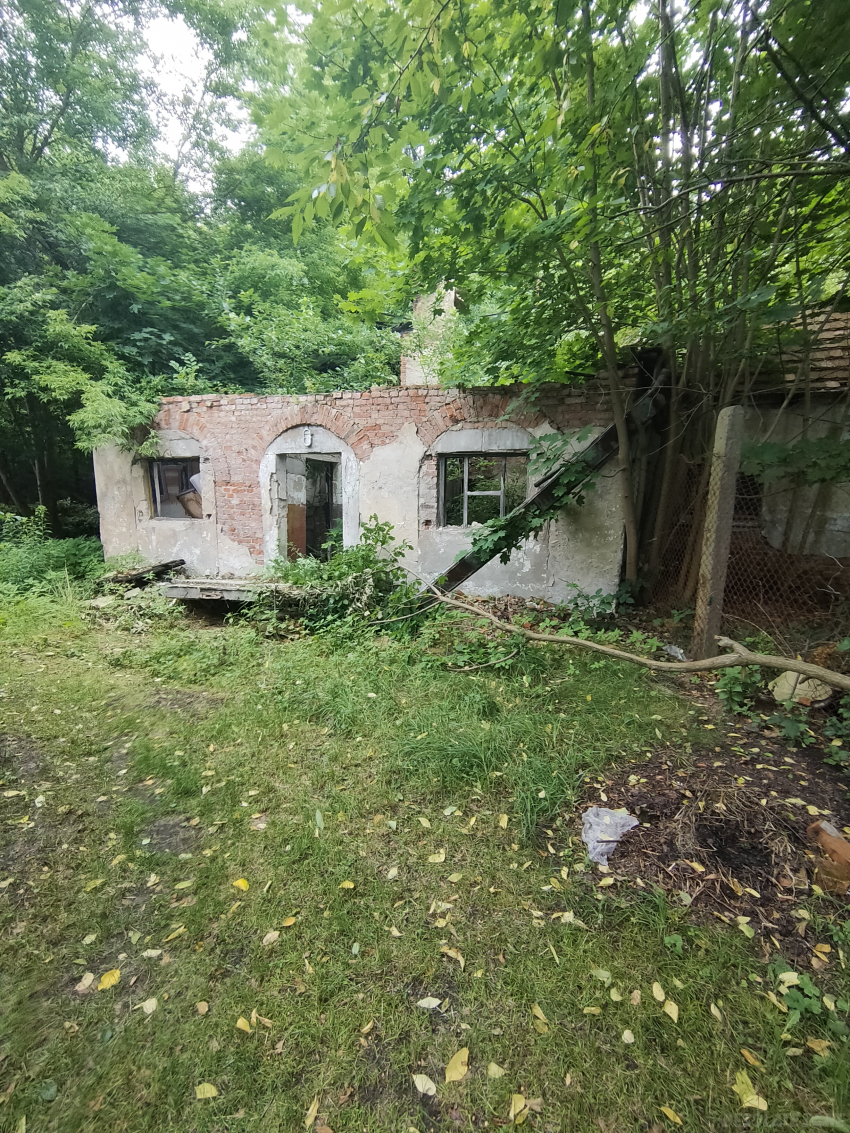 Zrujnowany dom, sulejówek