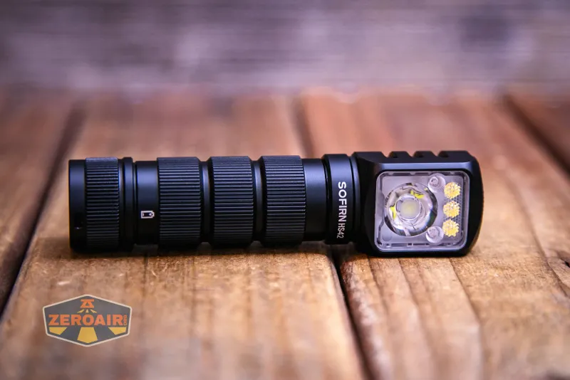 Sofirn HS42 - czołówka kątowa z trzema kanałami: spot, flood high-CRI i czerwone LED